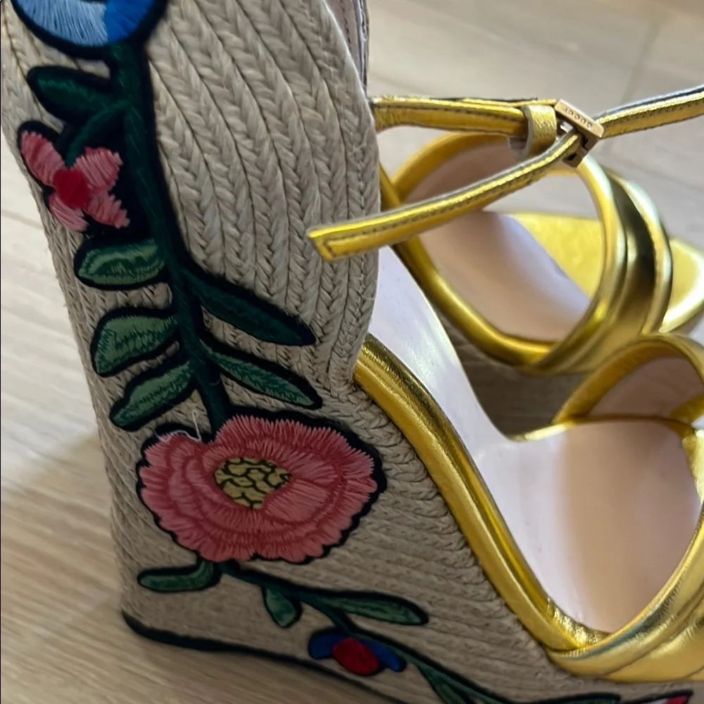 Gucci Gold Wedge Sandals with T-Strap Design Stitch Floral Size 42 - Picture 13 of 15